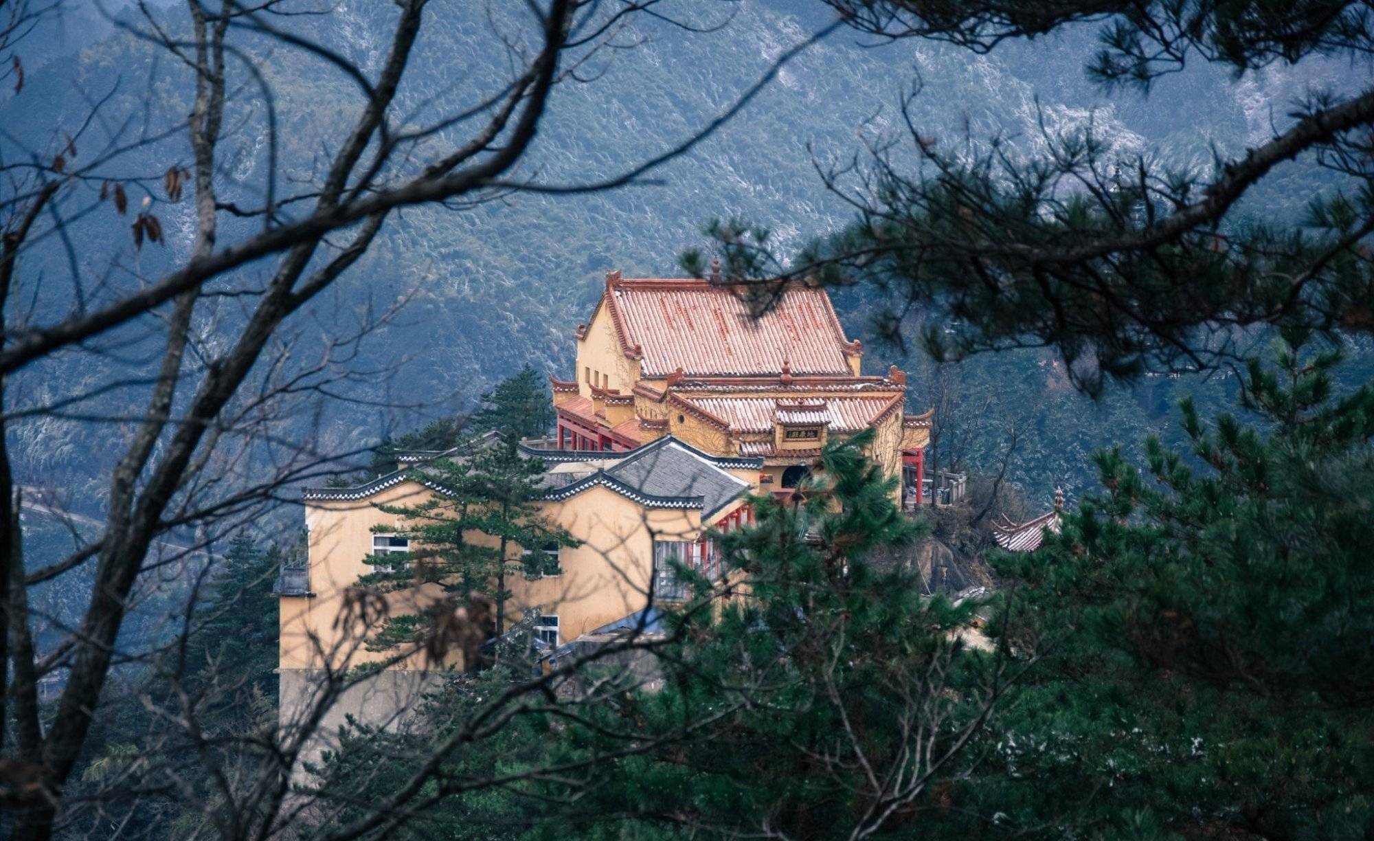 安徽海拔最高的寺庙,鼎立于1300多米的山巅,历来香火都十分旺盛_九华