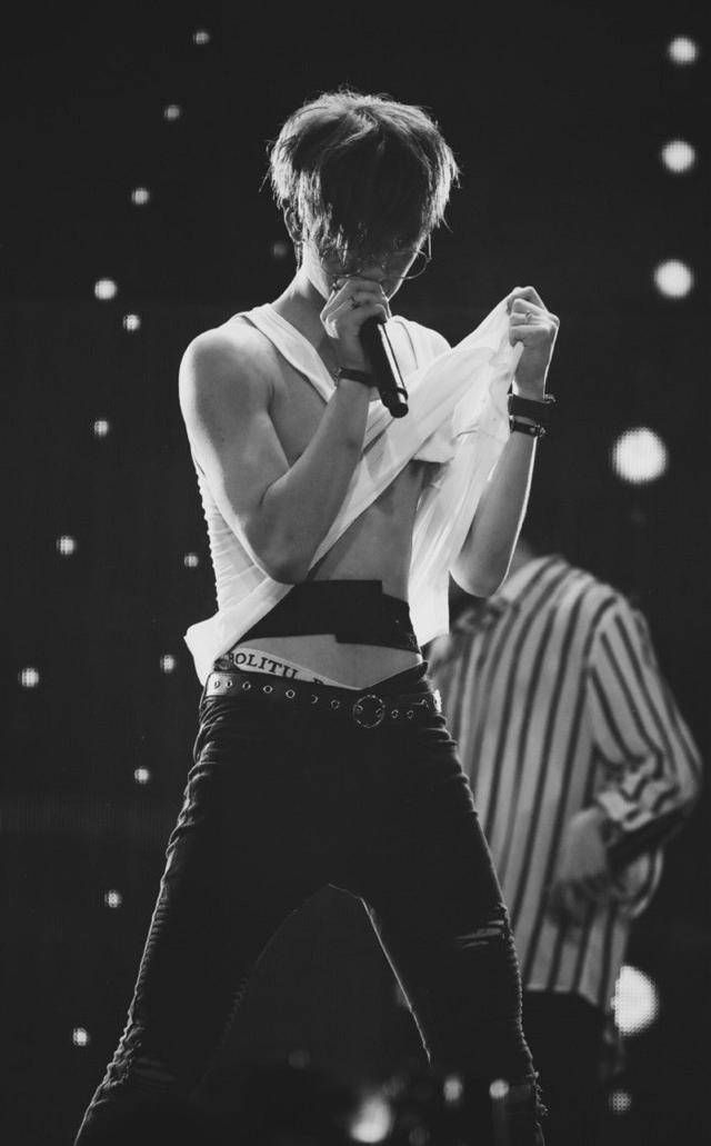 小鲜肉大秀身材,蔡徐坤被迫范丞丞挠痒,哪位最吸引你?_黄明昊_衣服_表