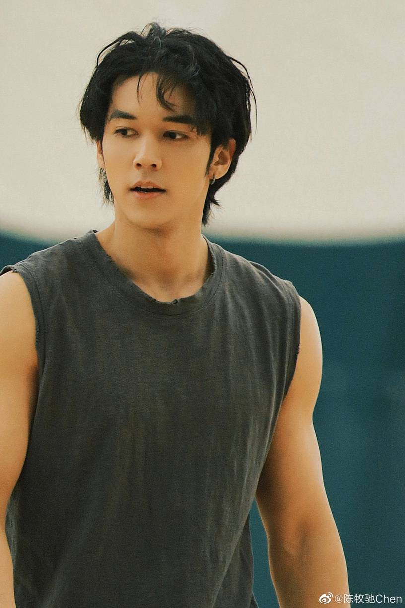 不过他目前的作品不多,待播剧只剩一部《山河表里》,希望后面