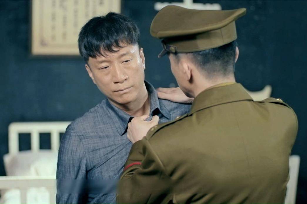 监狱小号战狂士何辅堂,被监狱老大打还不够,非要去惹典狱长