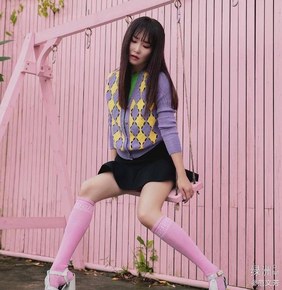 童年女神范文芳超短裙配长袜,比少女还少女_造型_时尚_黑色