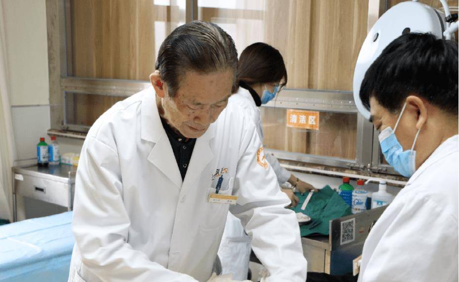 著名乳腺外科专家黄汉源教授去世，享年90岁，医院大方披露死因