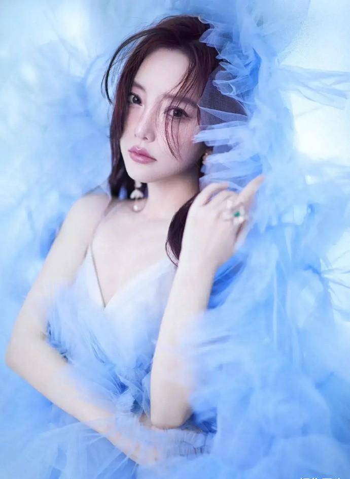 李小璐:做魅美丽,大方,自信的自己,爱一切值得的,穿蓝色婚纱非常漂亮!