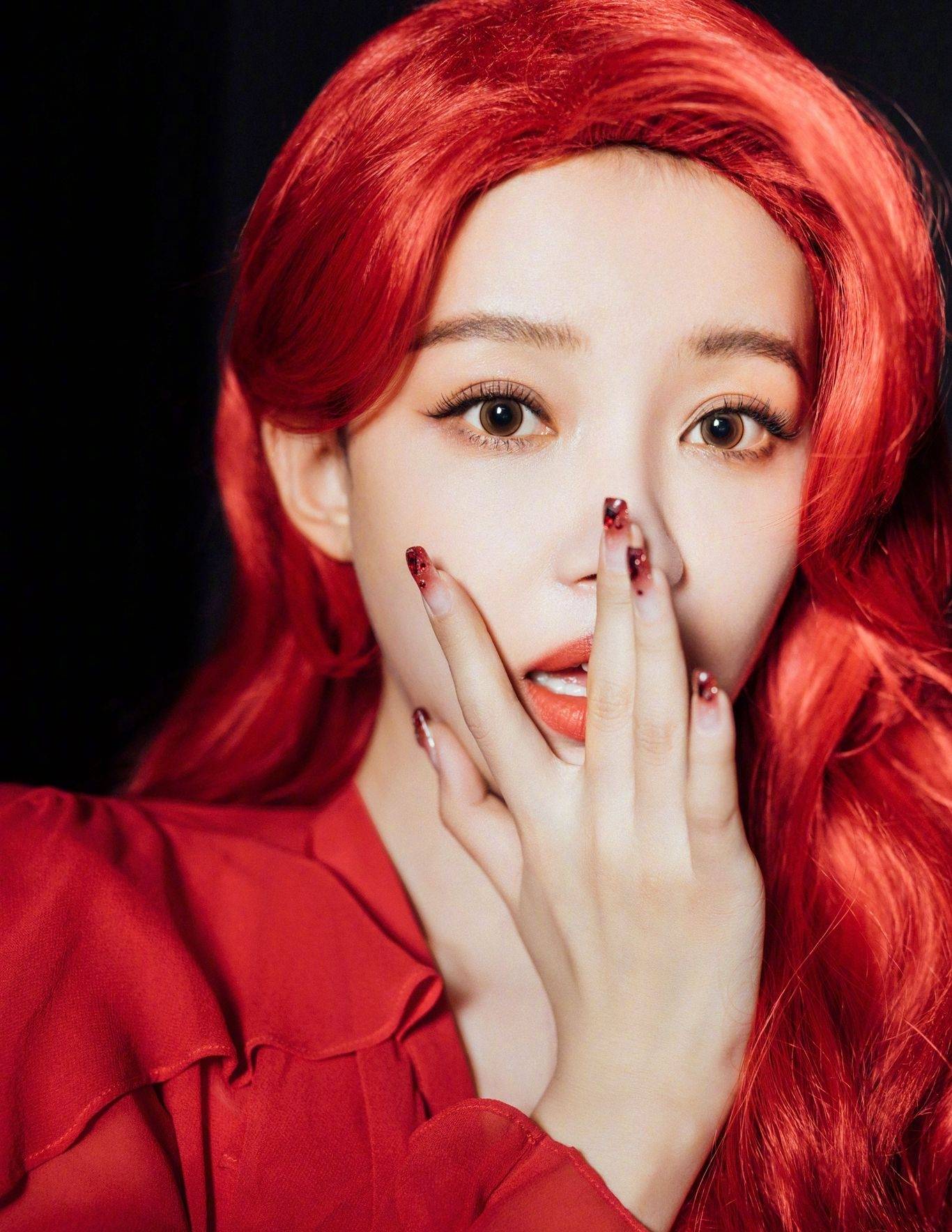 孙怡红色长发造型优雅灵动写真_董子健_连衣裙_网友