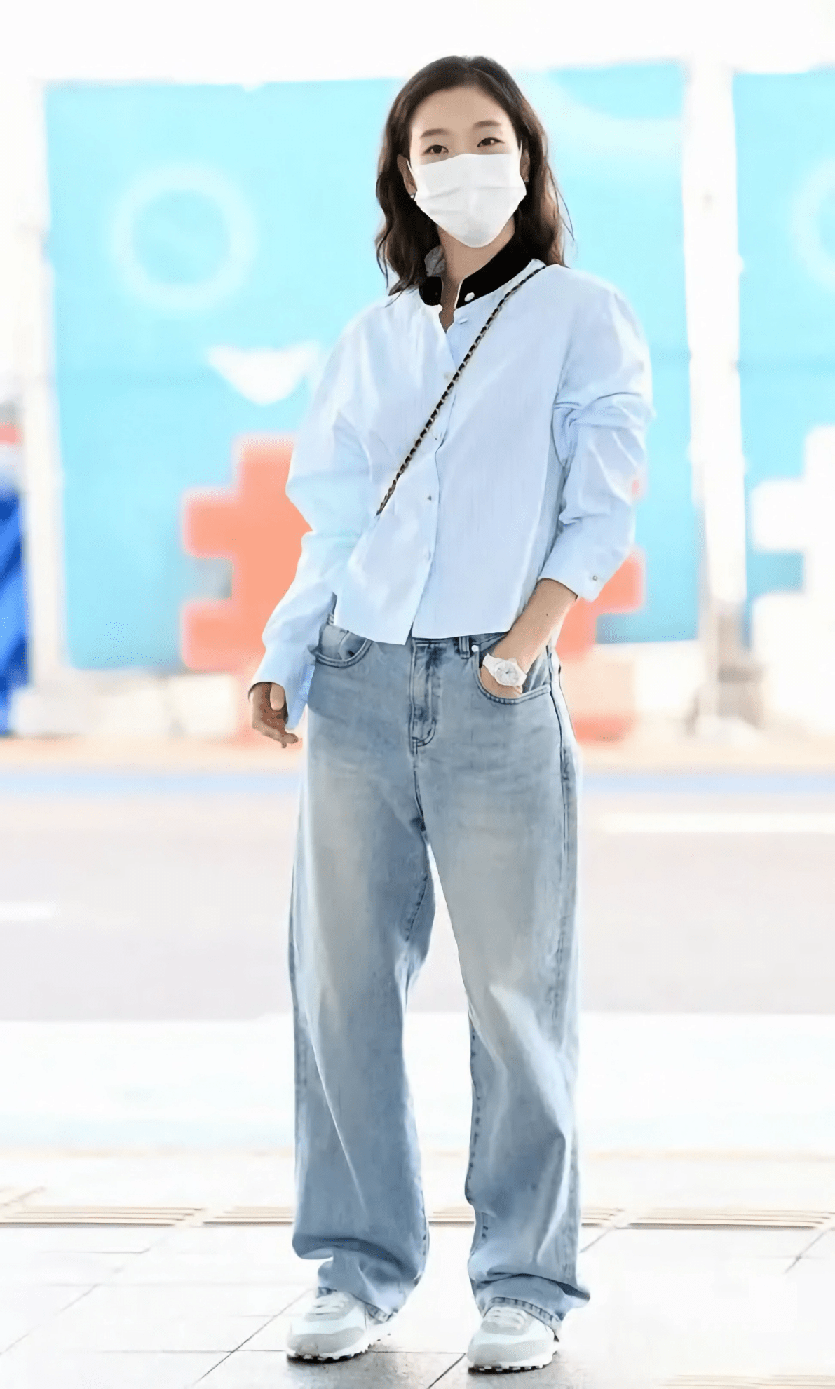 金高银长得不算惊艳,但简约的穿搭尽显气质,清冷又透着高级感_牛仔裤