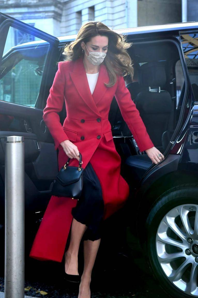 凯特王妃三度选用grace han黑色手提包,搭配出皇族时尚感_造型_外套