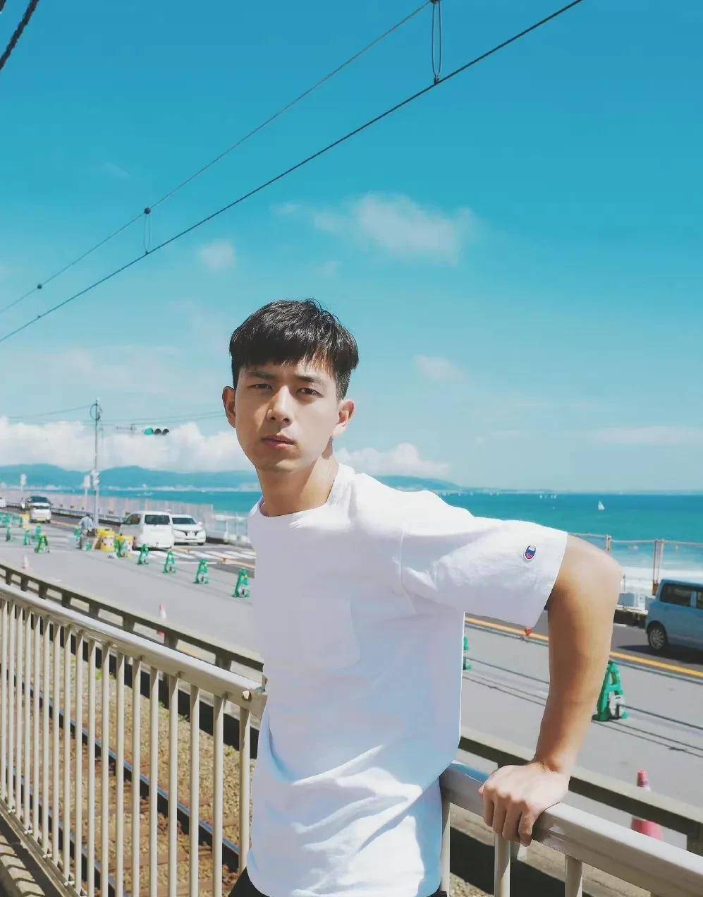 白t恤都能穿出花的男明星:肖战李现一眼万年,任嘉伦少年感满满