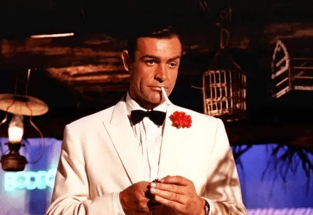 电影《教父》中,教父胸前插着一朵娇艳玫瑰花,这是影史上最为经典的