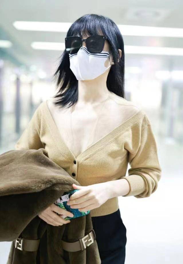 谭卓真是豪放,机场穿针织衫内搭空气,大方秀葫芦身材太养眼_造型_着装
