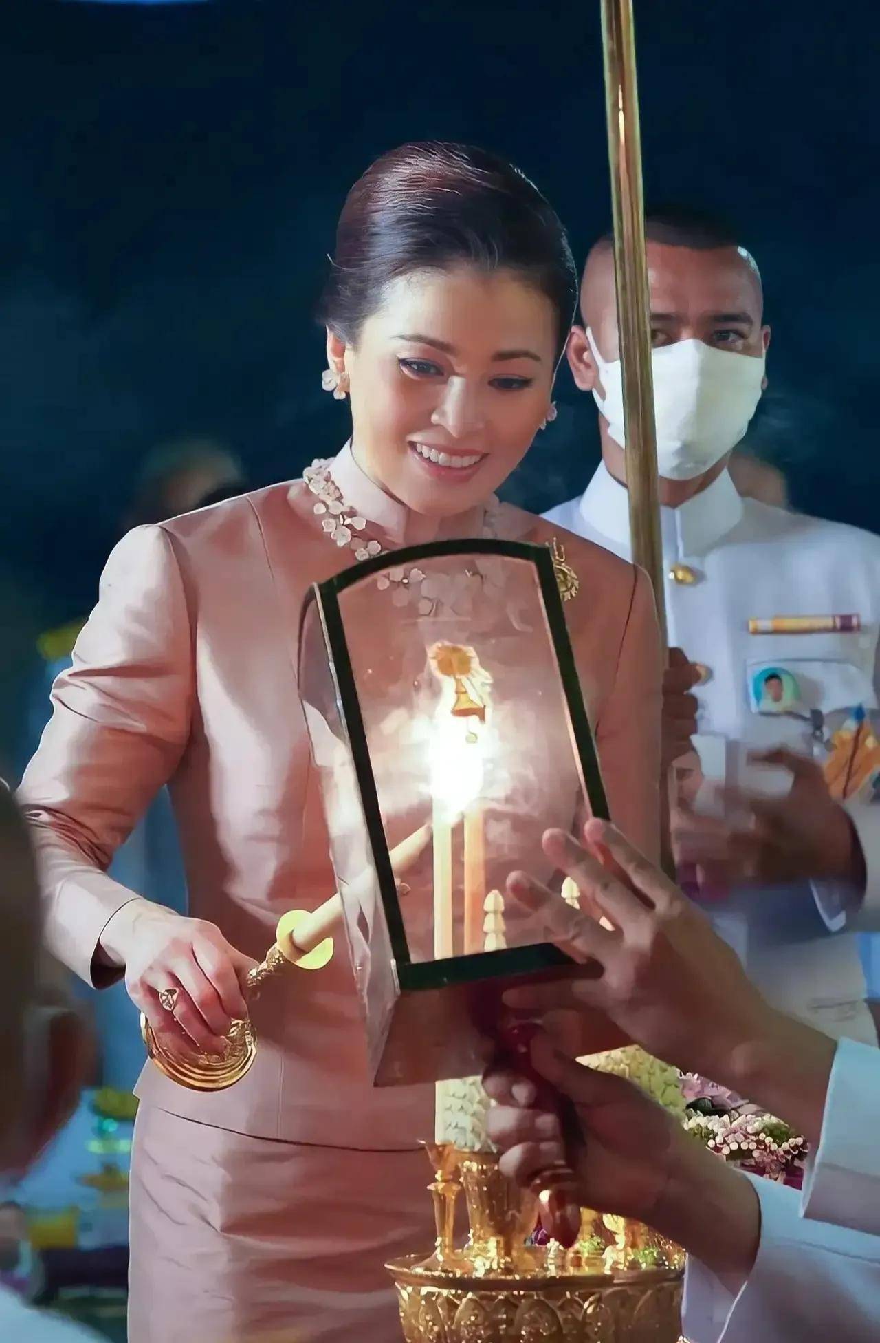 素提达新款泰丝裙手拿折扇好美,泰王玛哈头发蓬乱,状态不佳_诗丽吉