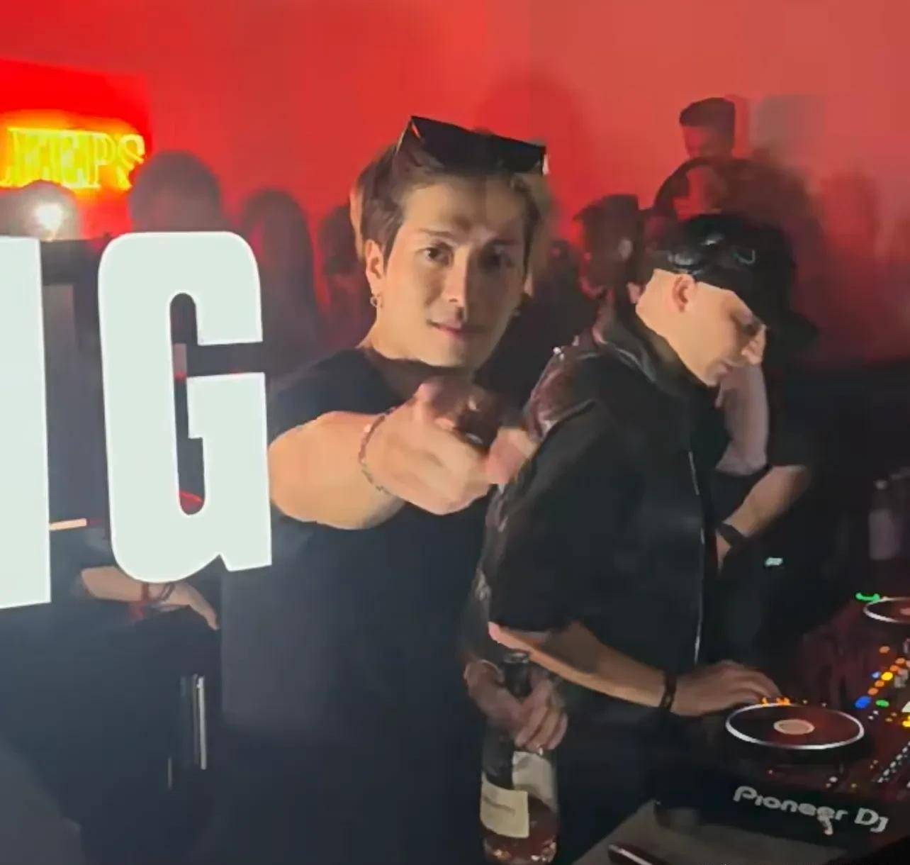 顶流男明星王嘉尔 夜店当起mc 炸翻全场 各种亲密照曝光_上海_派对