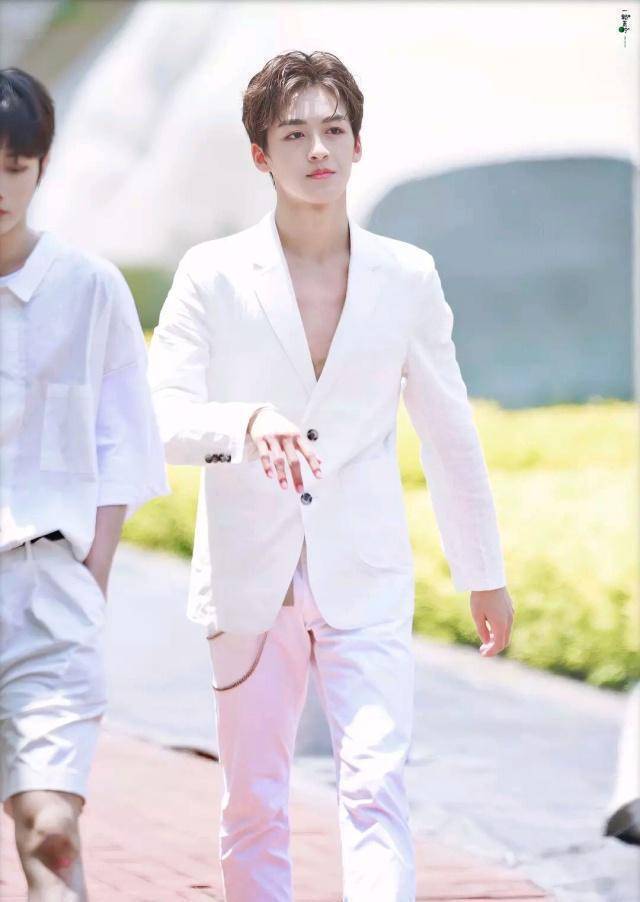 创造营成团夜造型遭吐槽,任豪颜值直线下降,何洛洛hold住了_感觉_网友