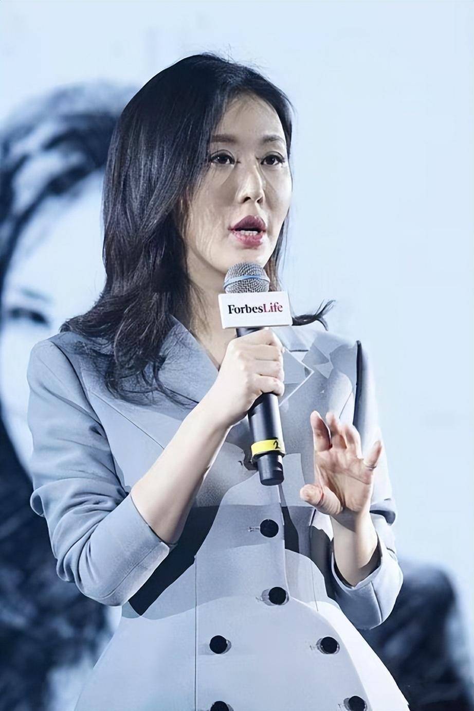 田朴珺出席活动,灰色长裙穿出了学生气质,面部状态暴露真实年龄_身材