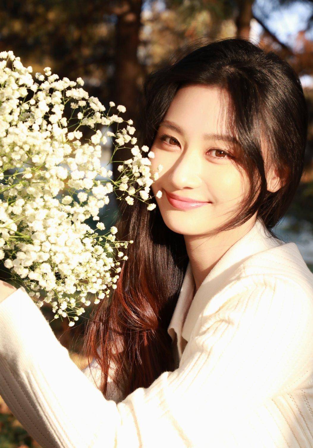 女星何宣林,本名何苗,1992年出生于安徽省蚌埠市,是个感性的双鱼座