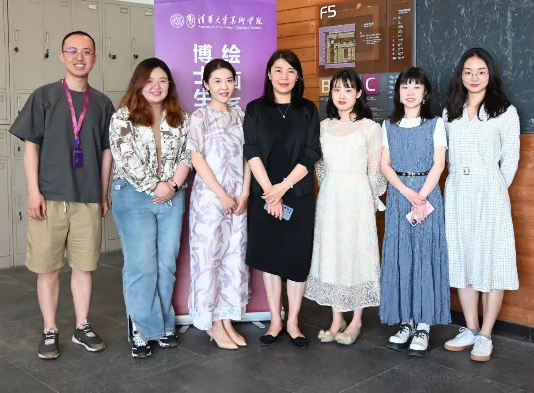 2021年5月博士生答辩会后,拍摄于清华大学美术学院.