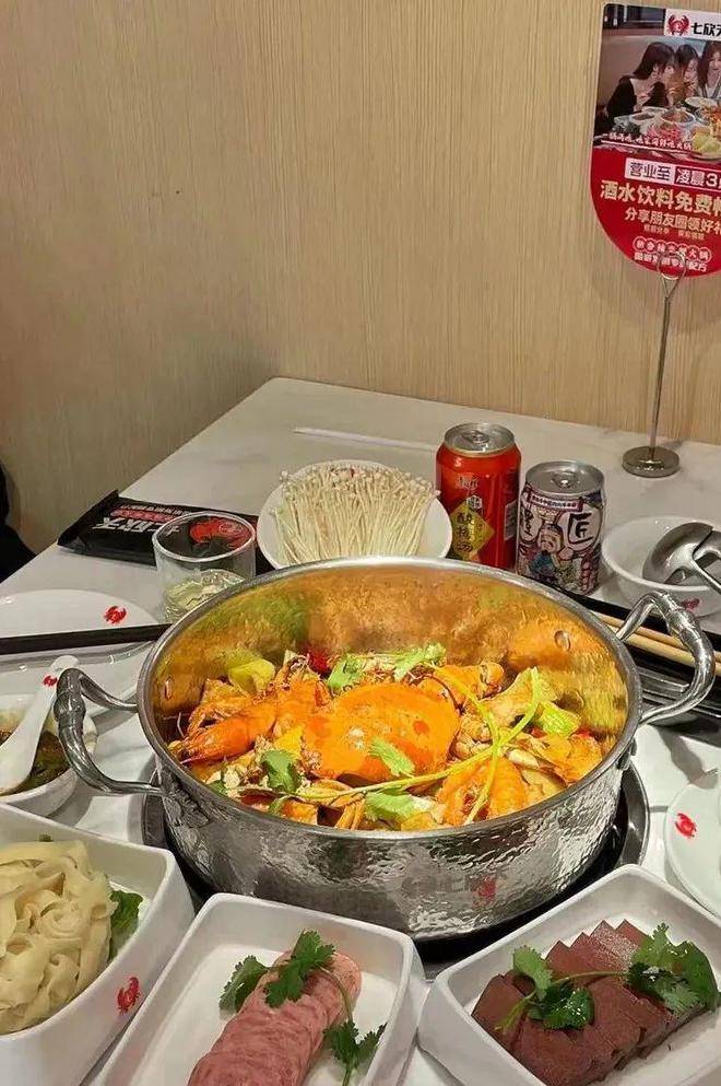 七欣天,作为海鲜火锅餐厅的头部低位,在2022年初,曾冲击上市,虽未果