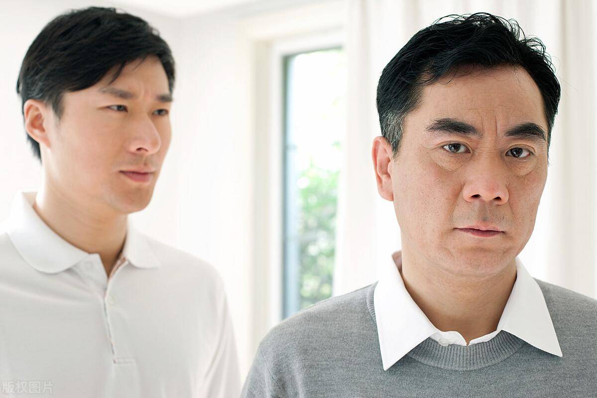 继母哭诉:照顾你爸17年我有居住权不能赶我走;继子:你违反协议_阿哲