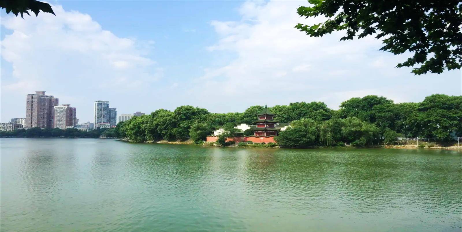 将湖面一分为二,东为南湖,西为甘棠湖,1951年建成甘棠公园,是九江市第