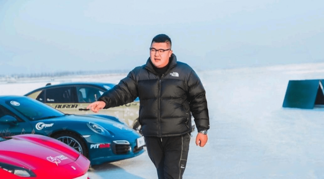 猴哥,原名孙宏梁,江苏南京人.他的家人从事汽车修理业务.