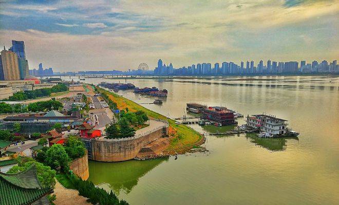 赣江通过鄱阳湖与长江相连,是江西省水运大动脉_流域_水系_丘陵