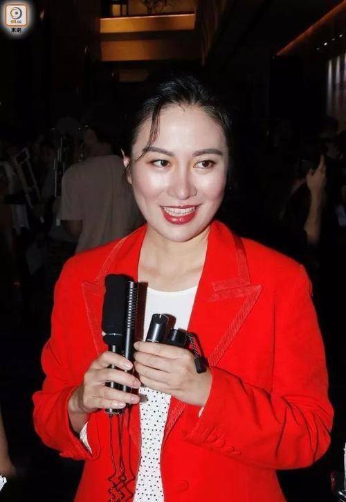 叶璇直播太真实了,素颜面对镜头,没有遮掩也不害怕暴露皱纹!