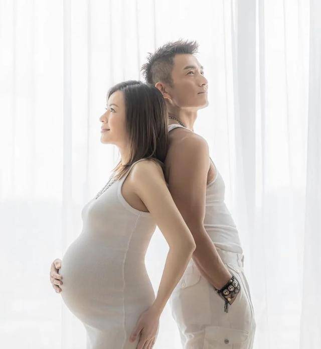 陈山聪与大肚老婆拍写真,没成为何老大女婿,却也收获了平淡的幸福