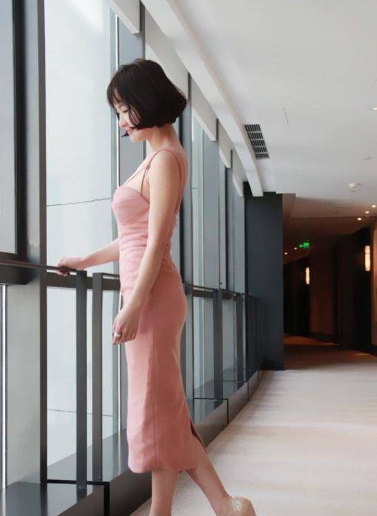 郑亦桐婚后更丰满,微胖身材穿粉吊带,38岁韵味十足_裙子_设计_造型
