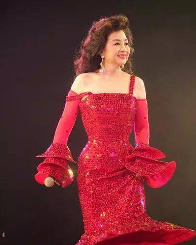 她是歌坛巨星,梅艳芳翻唱她的歌走红,刘德华周润发都向她下跪_徐晓峰