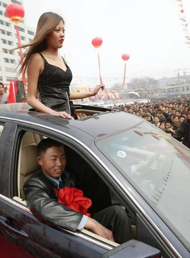 2004年,西安小伙彩票抽中宝马,反被告造假,最后结局如何_刘亮_体彩