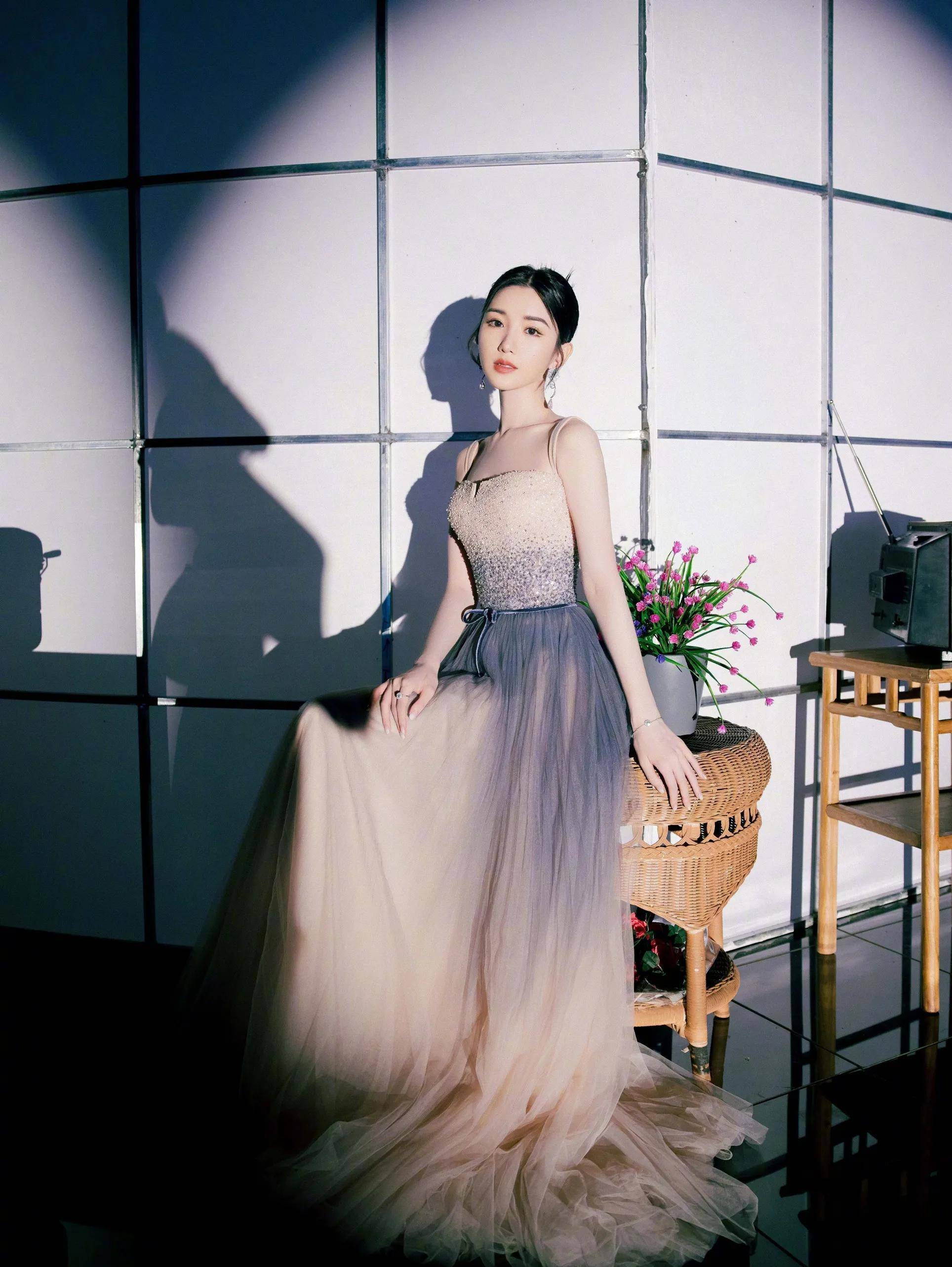 毛晓彤勇敢为爱转身,一袭白色连衣裙优雅大方变得性感迷人_电视剧