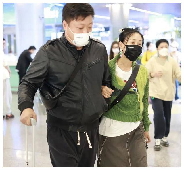 55岁那英同框41岁刘卓,一个刻意扮嫩仍是大婶,一个大叔发福也帅_感觉