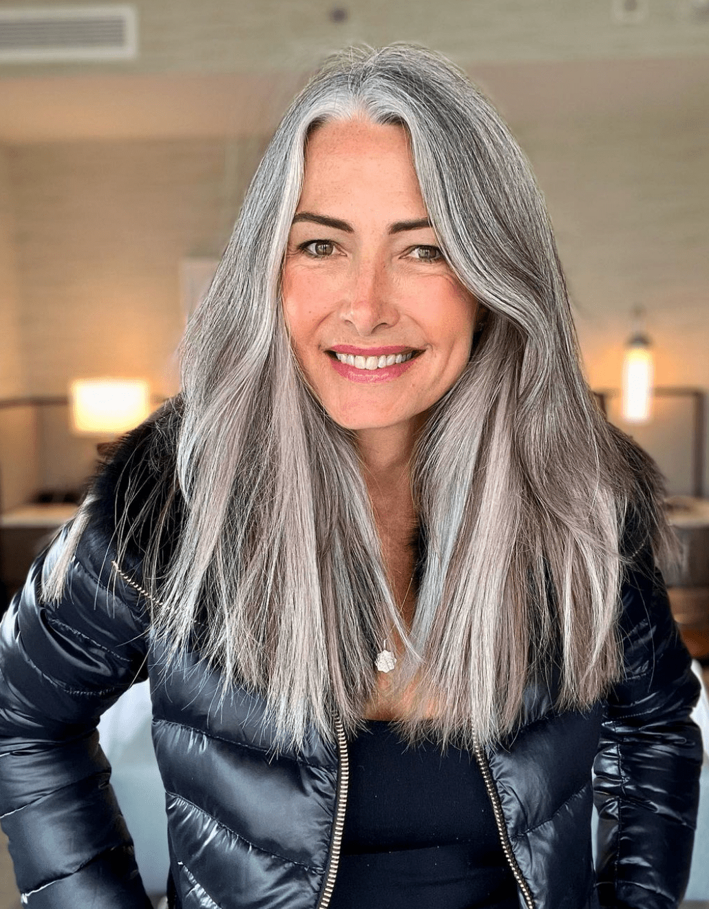 52岁银发模特,公开她的时尚和美容技巧_化妆_路易莎邓莎_白发