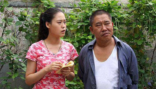 优秀演员,曾因太丑被人轰出去,妻子却貌美如花,女儿更漂亮_杜旭东