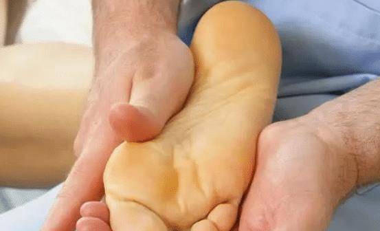 导致胆红素过多堆积,部分胆红素会出现在脚底,造成脚底发黄出现,这