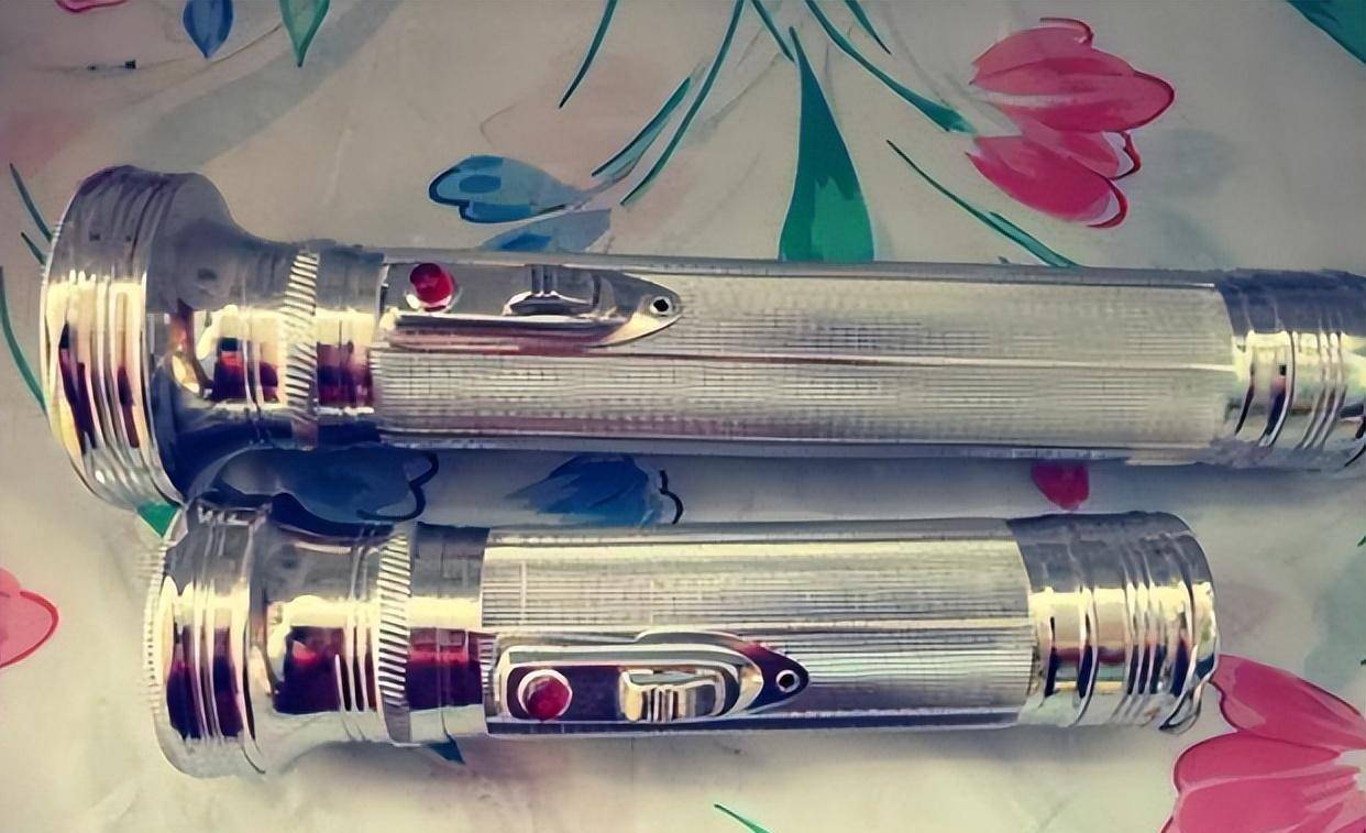 当时的照明条件有限,虎头牌手电筒已经成为供销合作社的热门产品,不仅