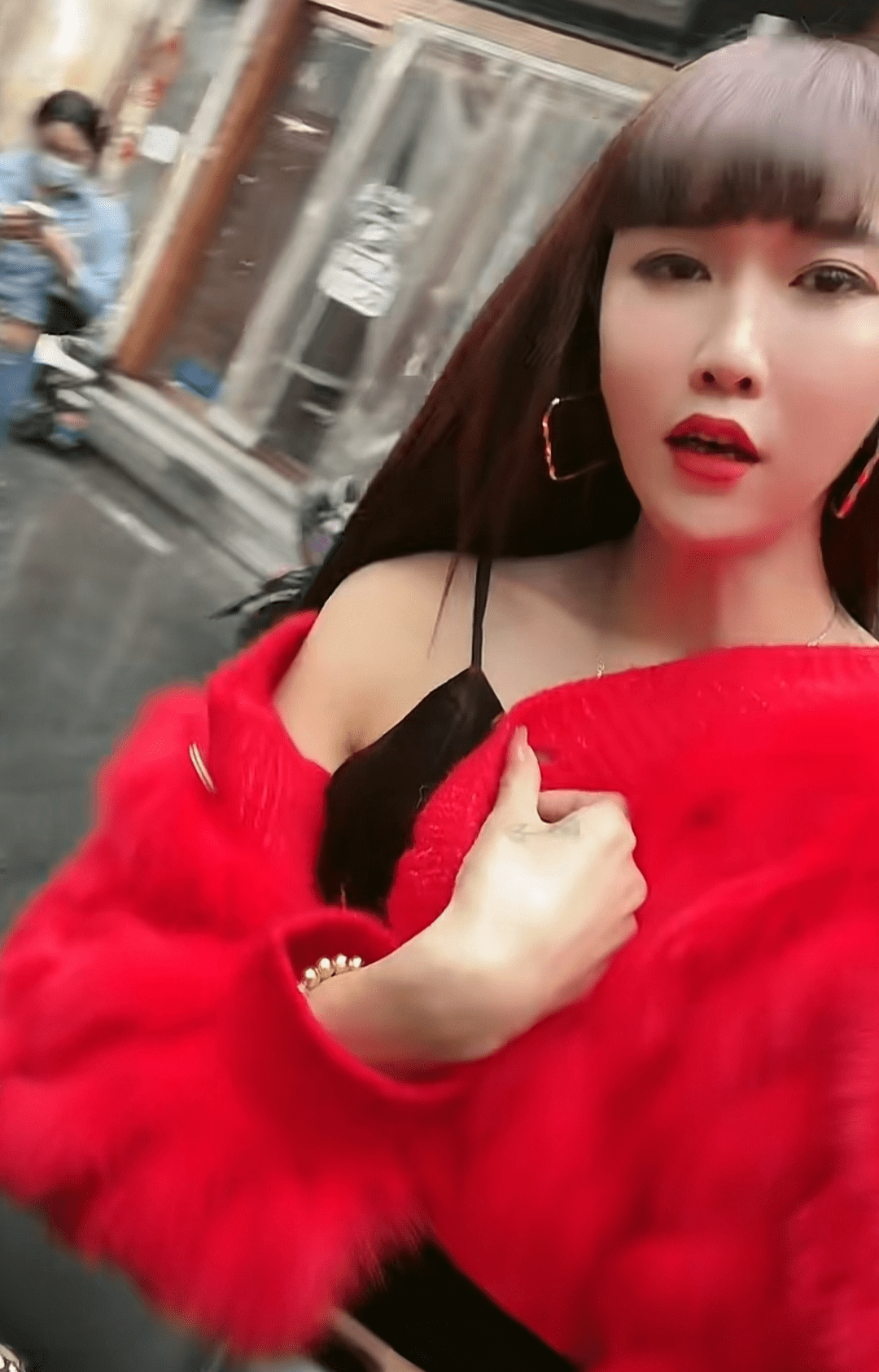 可儿穿着一身绿色的表演服,头顶着高高的羽毛帽子,脸上画着厚重的妆