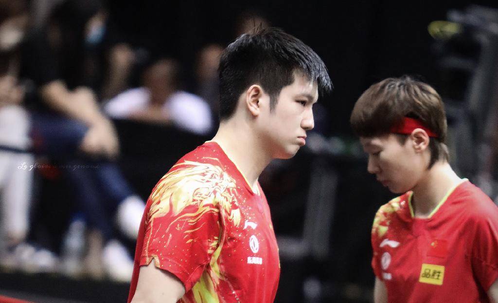 王曼昱与樊振东搭档混双被抓拍的经典合照,樊振东嘟嘴又萌又可爱_比赛