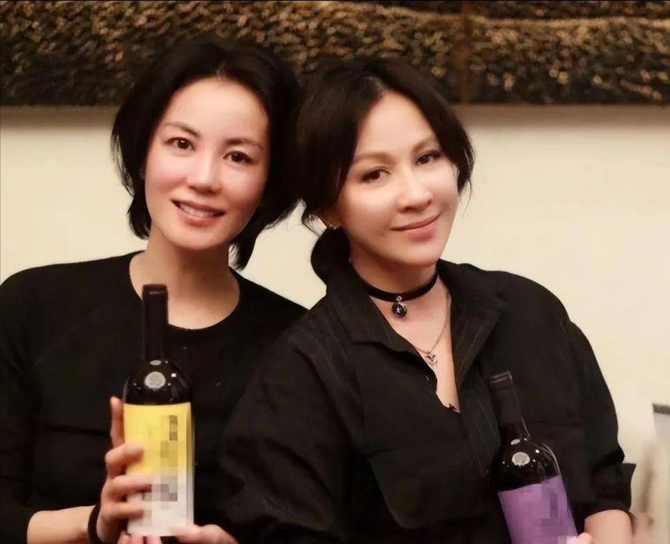 王菲刘嘉玲同框,一个高冷一个温柔,但王菲气质仪态明显更好一些_黑色