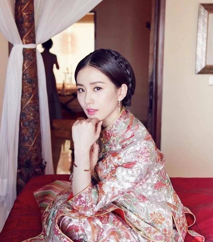 顶级中式嫁衣谁穿谁惊艳 看杨千嬅,文咏珊,杨怡…身着华贵龙凤褂_传统