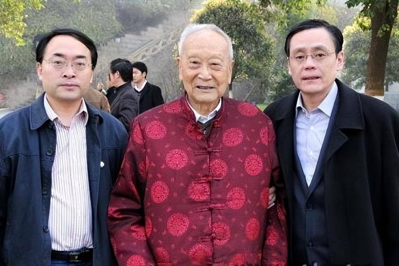 四川名医李孔定,精研中草药,善治疑难杂症,人称"当代李时珍"_进行