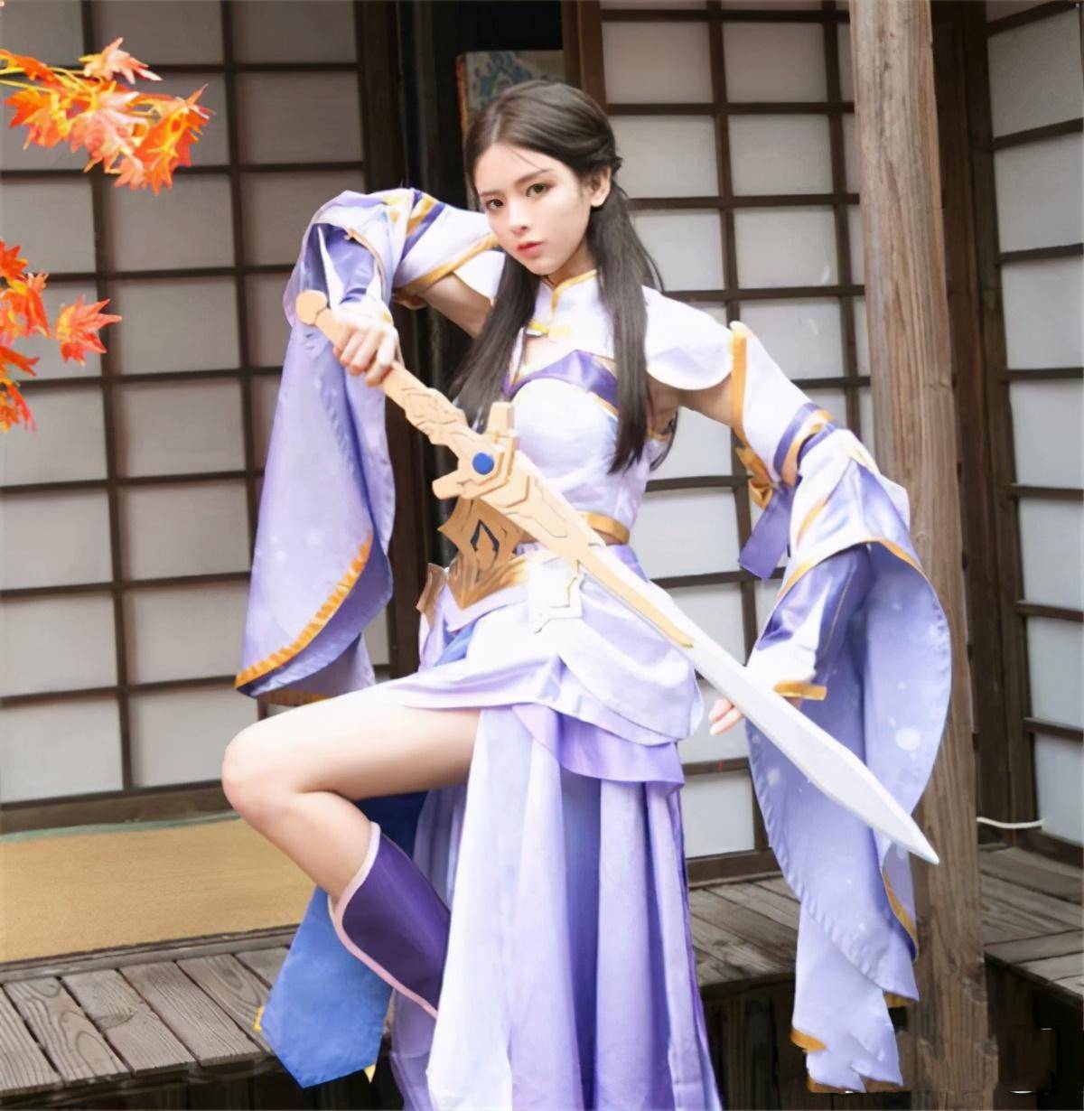 演员的副业是cos?杨超越见状比比奇微高阶还原:次元壁破!