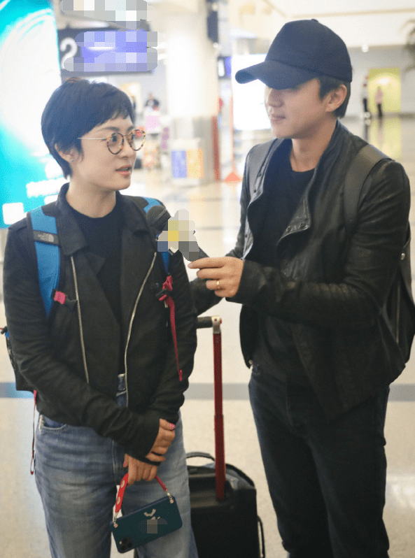 孙俪邓超现厦门,37岁孙俪戴眼镜背双肩包嫩成中学生,邓超像爸爸_黑色