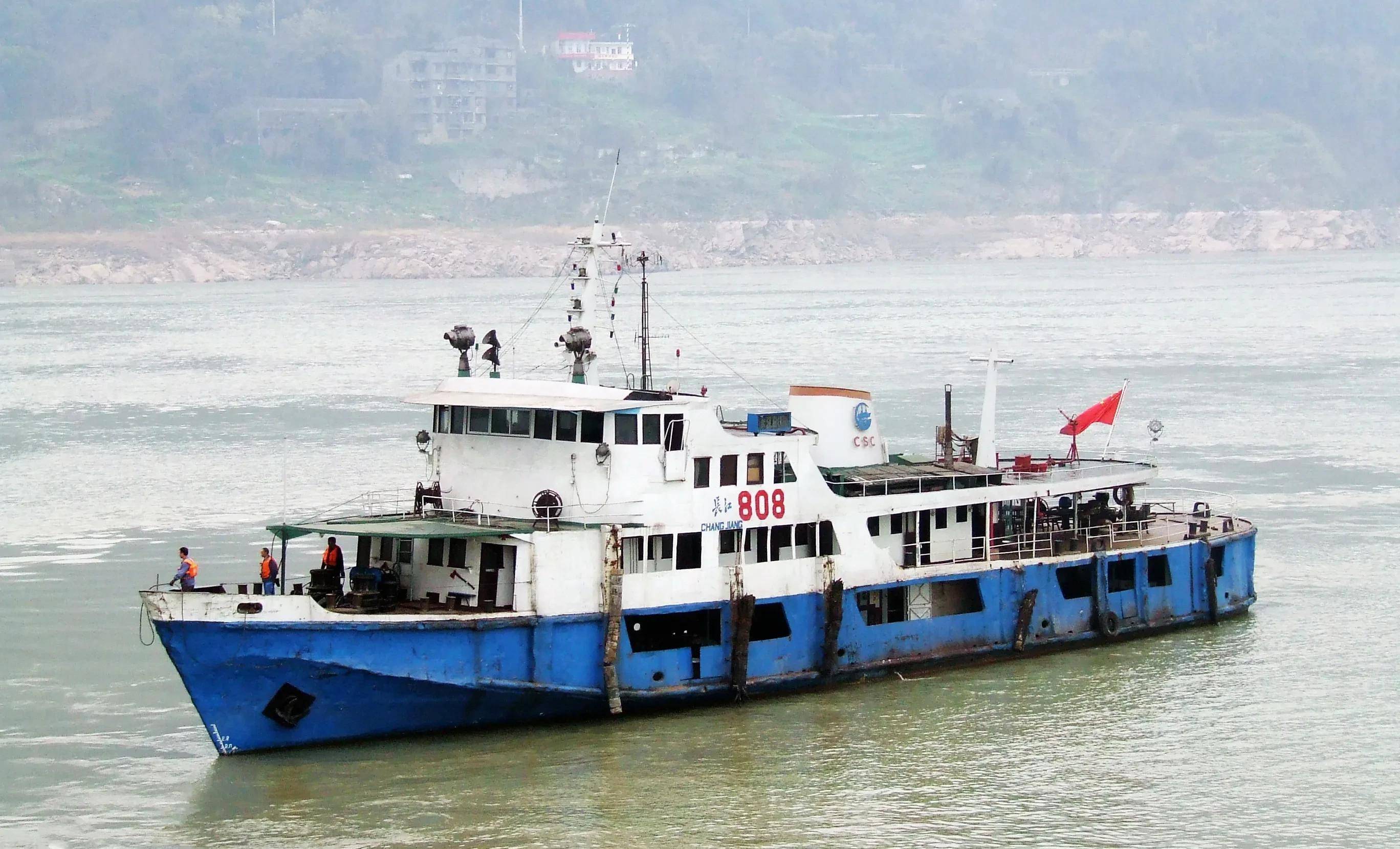 第四张照片:长江808.东风船厂的交通船,厂拖.