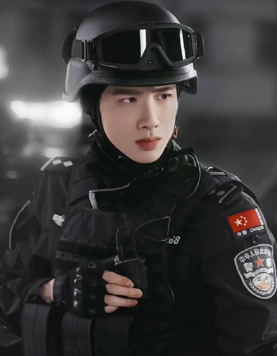 明星八卦杨洋朱一龙_十大男明星制服奖:杨洋够惊艳,没想到朱一龙更