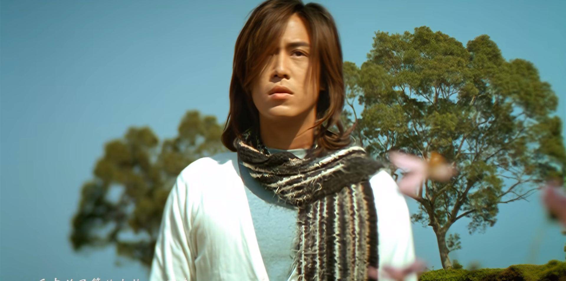 2007年,周杰伦更是钦点出道未满1年的陈楚河,饰演了《青花瓷》mv中的