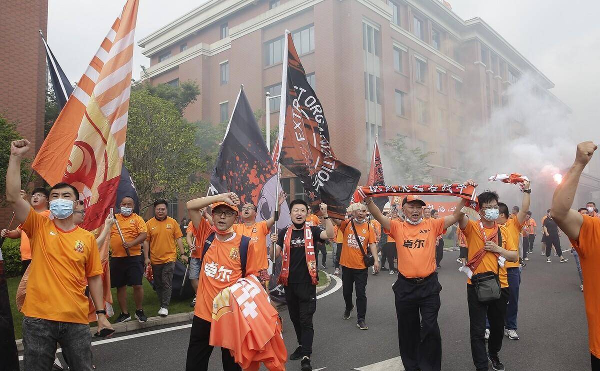 武汉卓尔想赖账获部分球迷支持,毁三观又毁足球