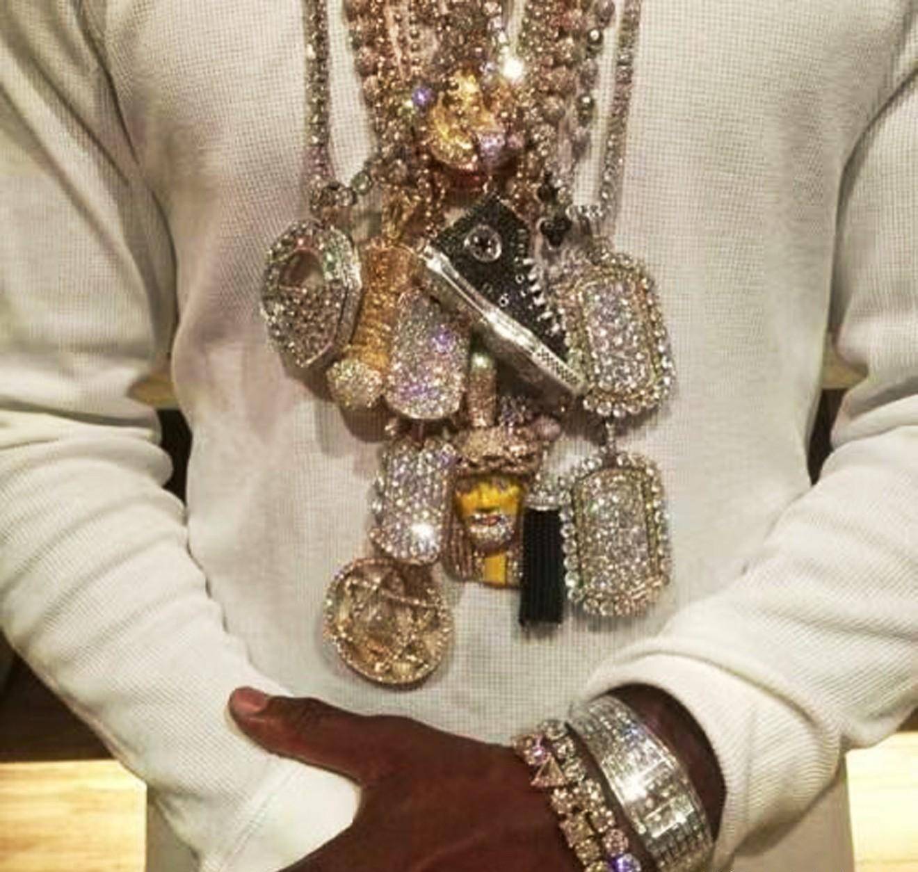 视频显示,梅威瑟在得到定制的项链后,非常高兴,他冲着镜头说道:"我在