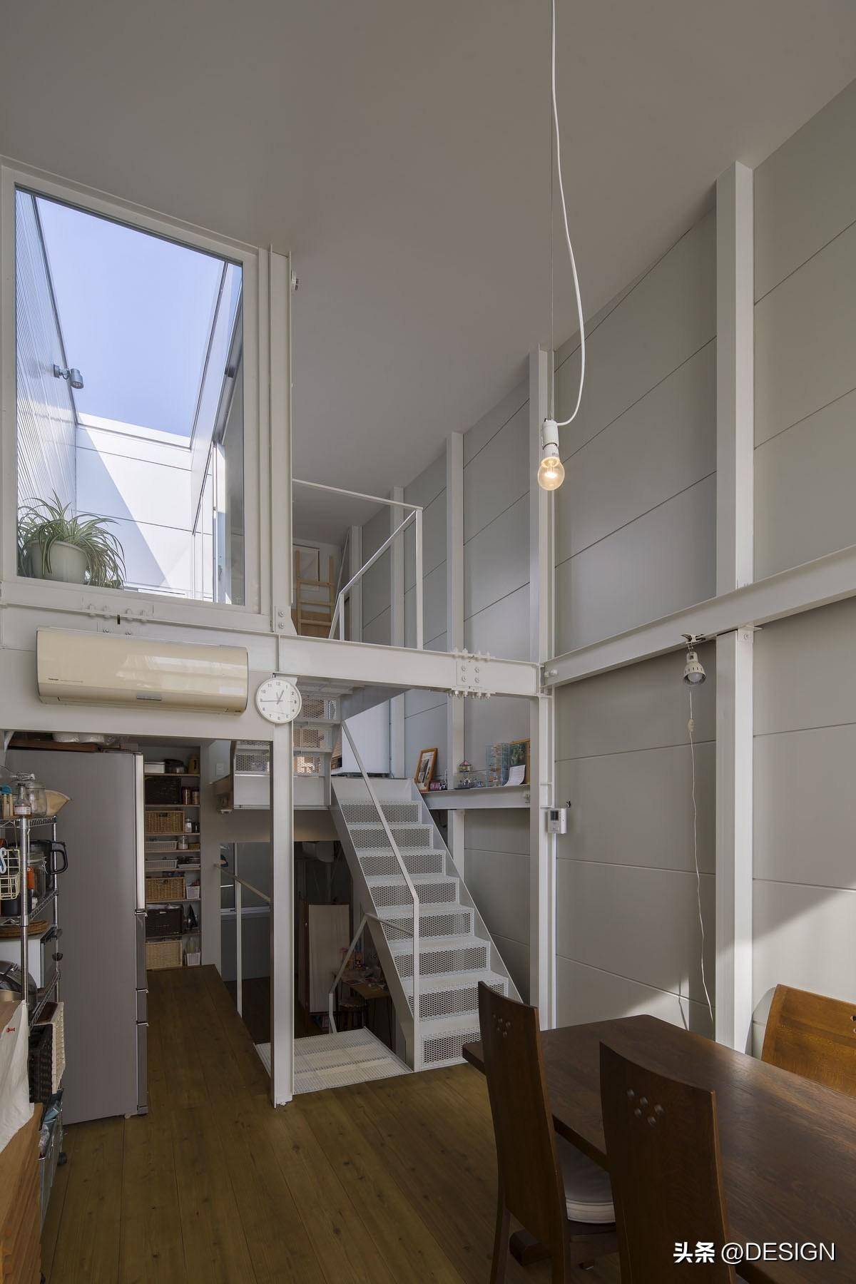 为了充分利用有限的场地,这栋住宅采用了100mm的工字钢做框架,与邻居