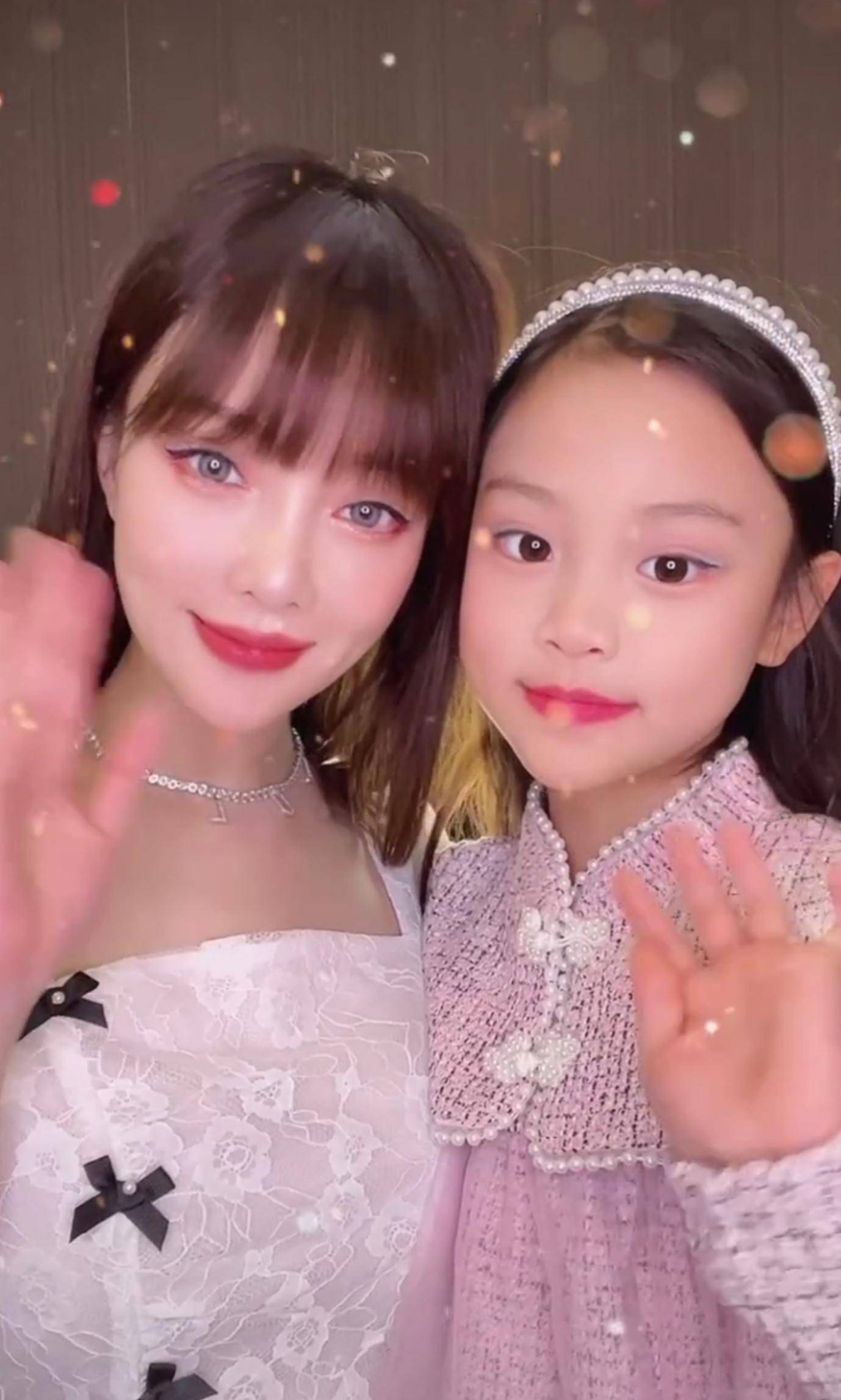 李小璐晒甜馨近照,8岁女儿名媛范十足,身上打折礼服才300多_孩子_视频