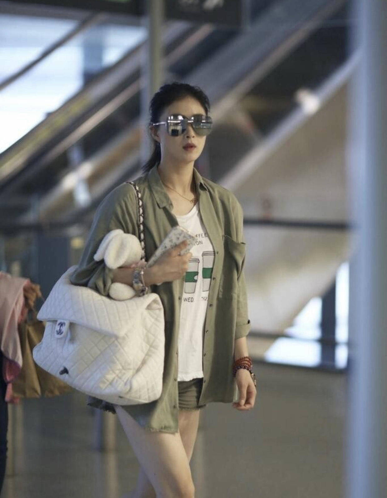 蒋欣穿衣真胆大,身穿连衣裙外面搭配上薄纱外套,意外减龄又洋气_女性